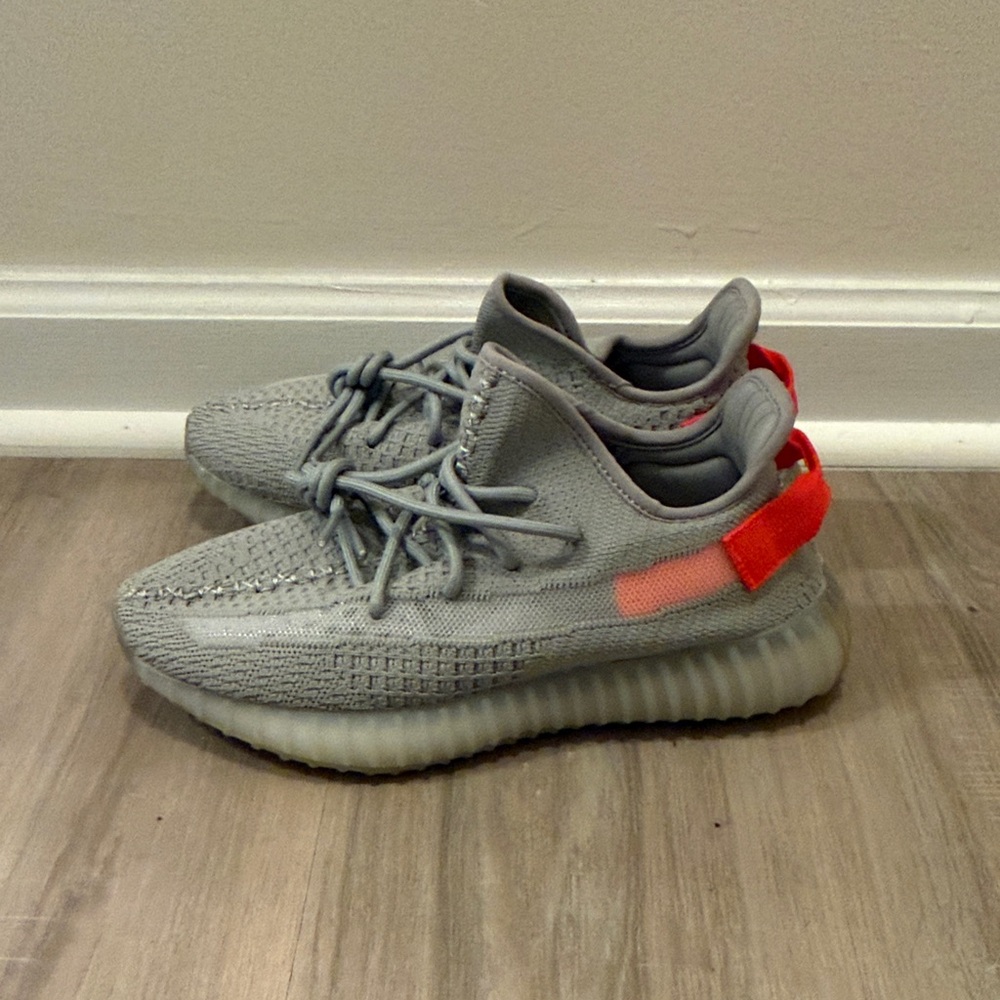 Mens Yeezy silver and neon red - Picture 3 of 5